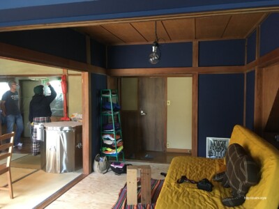 元 和室の土壁は濃い青の塗装でリフレッシュ