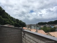 テラスからは森戸海岸方面に向けて大きな空が広がっている