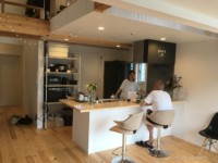 住居の南と西の大きな窓からの採光で明るい