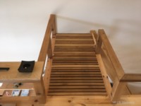 ロフトからメインフロアに降りる階段へのブリッジ状の通路