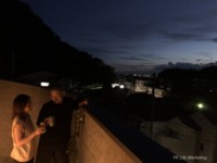 夕暮れを眺めながらアペタイザーを楽しむ