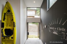 玄関は両開きで大型バイクの収納に便利