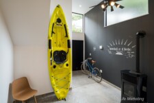 天井が高いのでカヤックなどの長尺アイテムの収納力も抜群