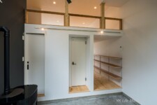 土間から水回りにも直接アクセス可能な導線