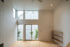 南西角のハイサイド窓から光が降り注ぐ。