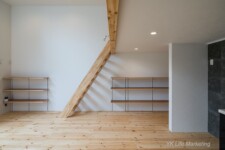 自然光を取り入れた明るい室内