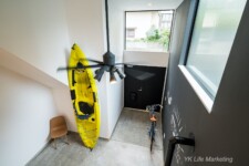 高さがあり、ハイサイド窓から太陽光が降り注ぐ開放的な土間