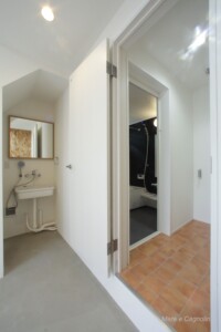 水回りはDOMA(土間ガレージ)からつながる導線。海から帰ったらすぐにシャワーへ