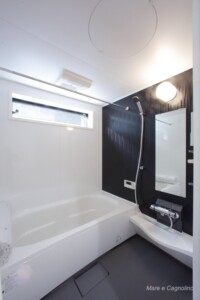 バスルームも窓付きで光が入る明るい。