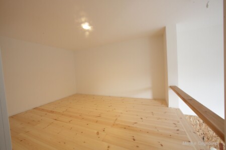 1.5階ロフト。床は無垢材を使用したナチュラルな仕様