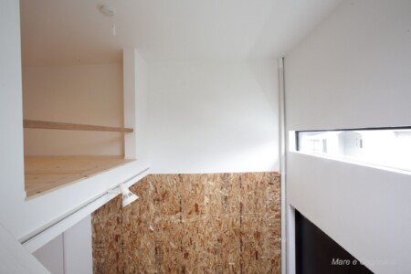 1階DOMA(土間ガレージ)の天井高は約4m。カヤックやロングボードなどの収納もOK。