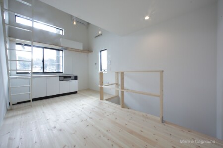 床はパインの無垢材を使用しています。ナチュラルな肌触りです。