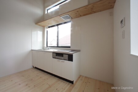 キッチン上部に便利な棚が