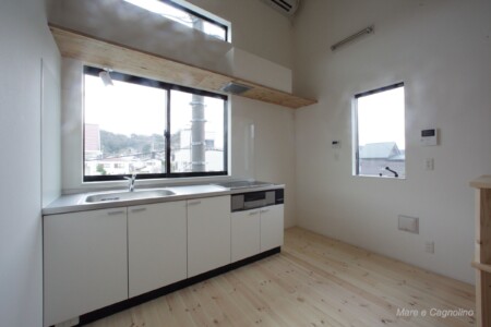 窓に面したキッチン。逗子桜山の山並みを眺めながらお料理してください。