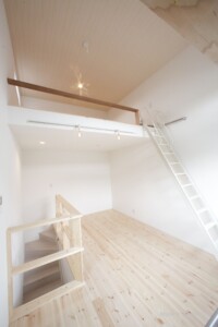 2階リビング。約3.5mの吹き抜けで開放的な空間です。