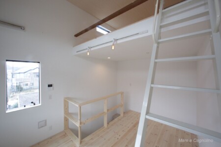 リビングには大きな窓から明るい光が。