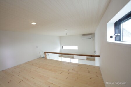 2階ロフト。高窓から明るい陽射しが注ぎます。