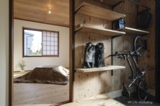 玄関にはオープンラックを完備