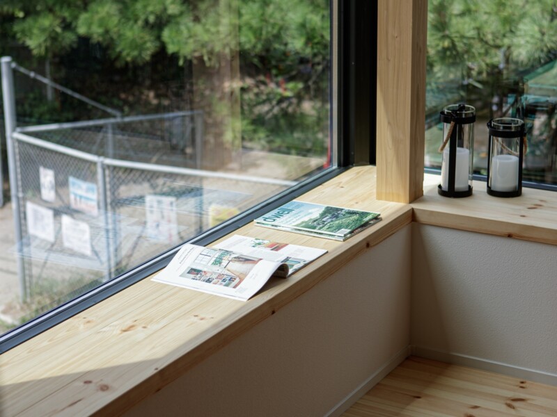 窓辺のベンチは腰掛けにちょうどいい高さ。床に座ればデスクにも。