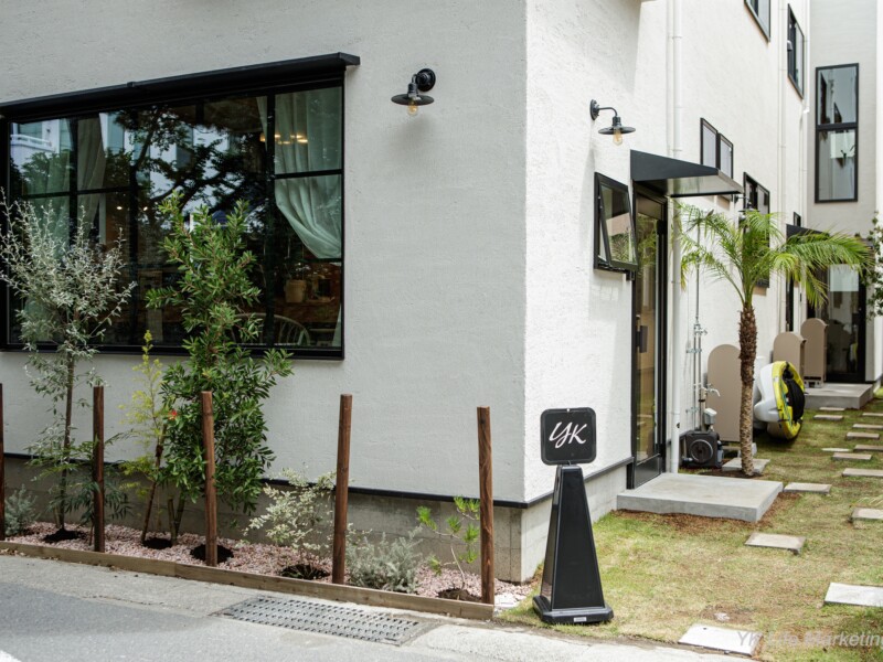 ビーチハウスらしい共用ガーデン。SUPやカヤックがご利用いただけます。