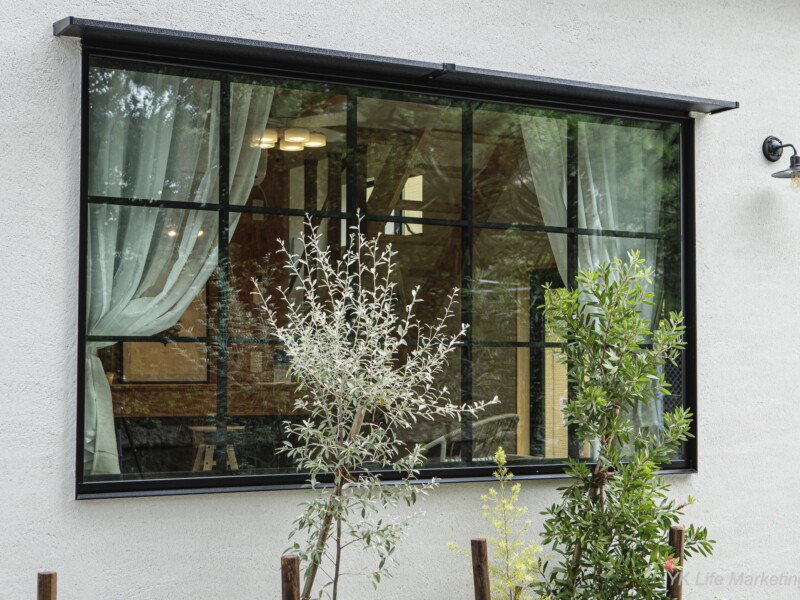 道路沿いには、オリーブ、松、ブラシノキなどの植栽。バラエティ豊かなグリーンは、個性豊かな住人たちを表現しています