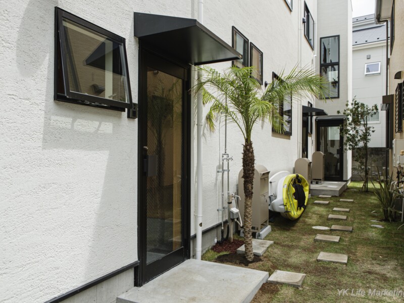 玄関ドアはショップ風のガラス戸