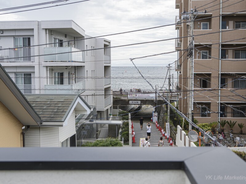 逗子の海がすぐそこに。波の様子が手に取るように分かります