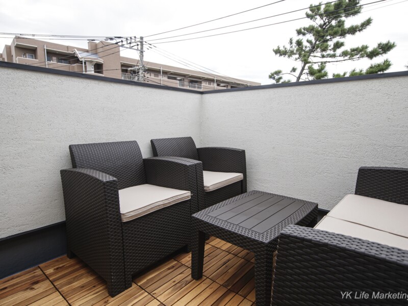 仲間と談笑したり食事ができる、ガーデンテーブル&チェアを完備