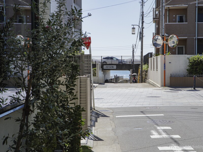 海浜までは30秒。浜の入口までは約80歩