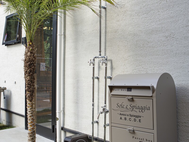 道路沿いには、オリーブ、松、ブラシノキなどの植栽。バラエティ豊かなグリーンは、個性豊かな住人たちを表現しています