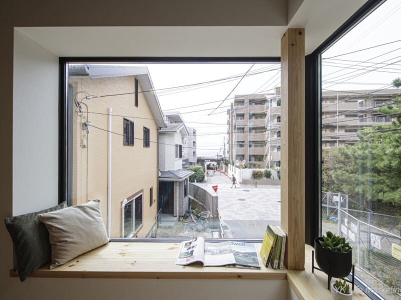 共有スペースのライブラリーからは、海へ続くシンボルロードが