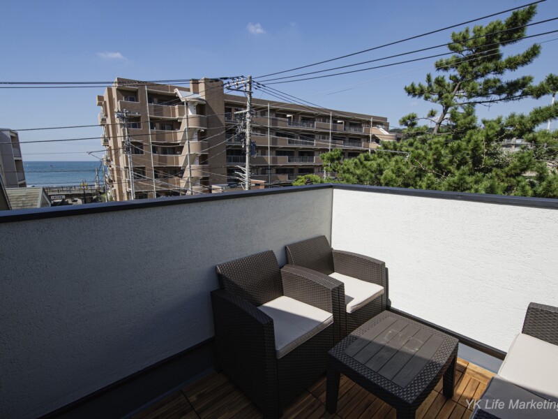 ルーフリビングからは海も望め、オンラインミーティングや仕事の息抜きにもピッタリの空間