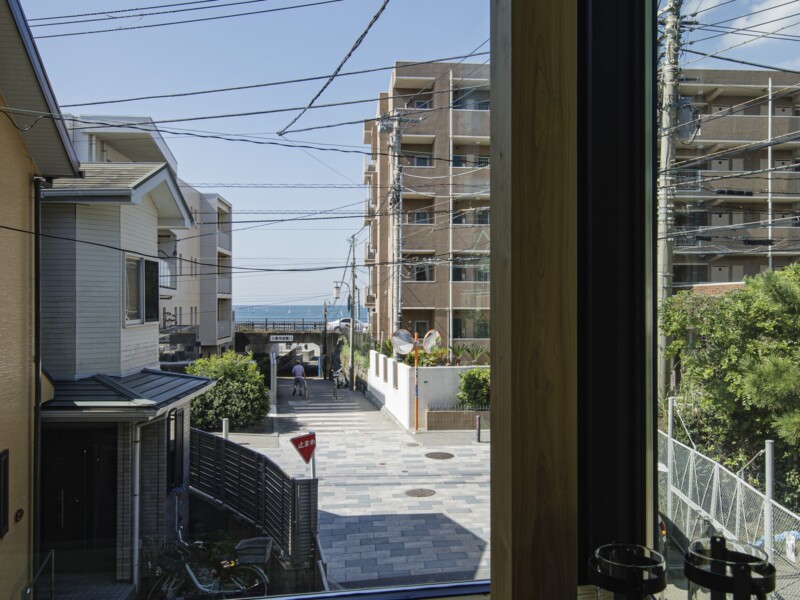 大窓の景色から逗子の海街暮らしを実感