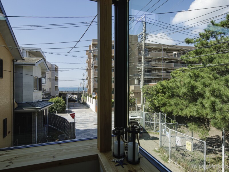 大窓の景色から逗子の海街暮らしを実感
