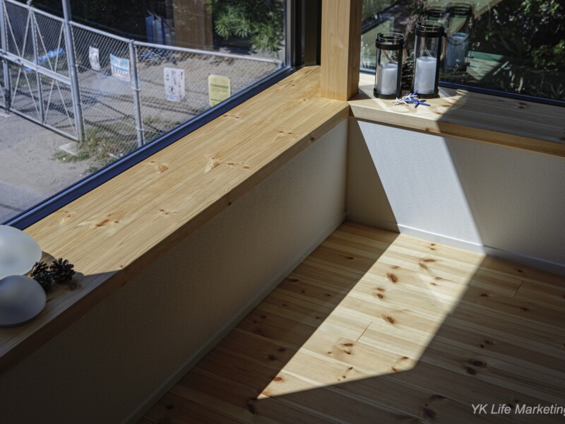 窓辺のベンチは腰掛けにちょうどいい高さ。床に座ればデスクにも