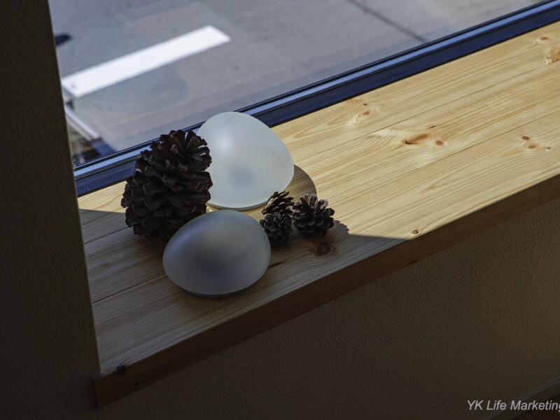 窓辺のベンチは腰掛けにちょうどいい高さ。床に座ればデスクにも