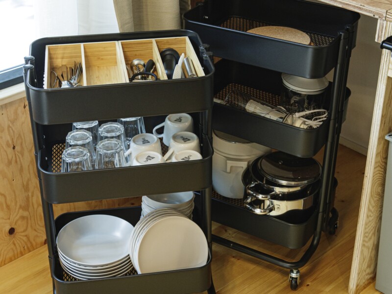 食器(グラス、カップ、皿など)や調理器具も完備