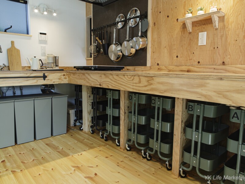 ワゴンとゴミ箱は住人ごとに用意。自分専用の食器や調味料を収納可能