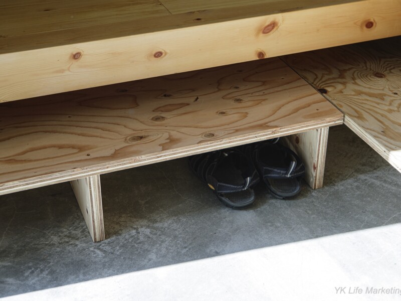 玄関台の下に靴を収納できます