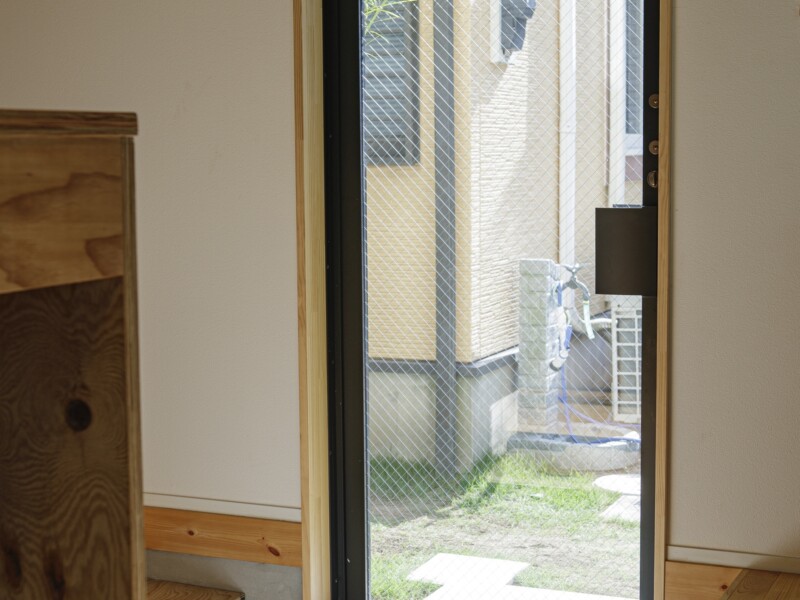 玄関ドアはショップ風のガラス扉