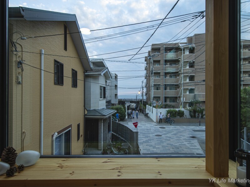 大窓の景色から逗子の海街暮らしを実感