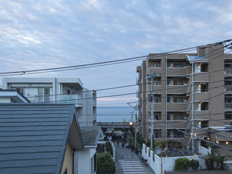 大窓の景色から逗子の海街暮らしを実感